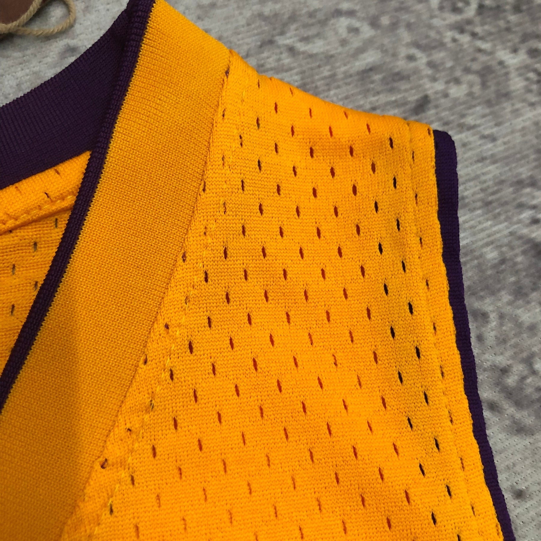 Camisola Mitchell & Ness  Los Angeles Lakers 1999-00 Dourada