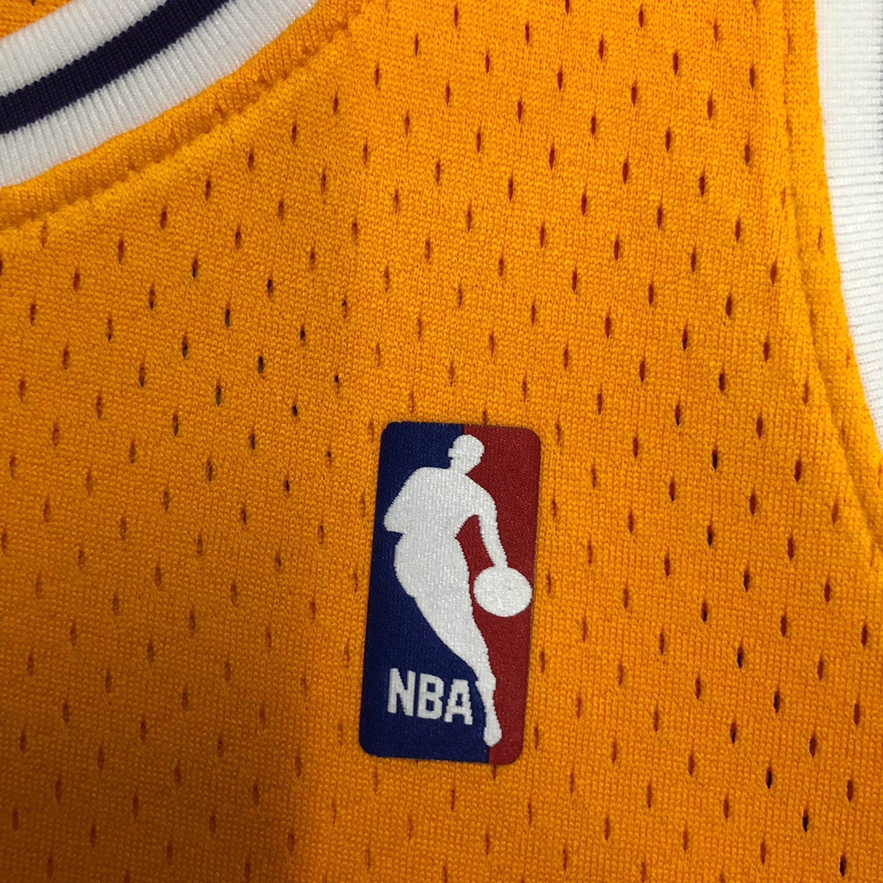 Camisola Mitchell & Ness  Los Angeles Lakers 1984-1985 Amarela