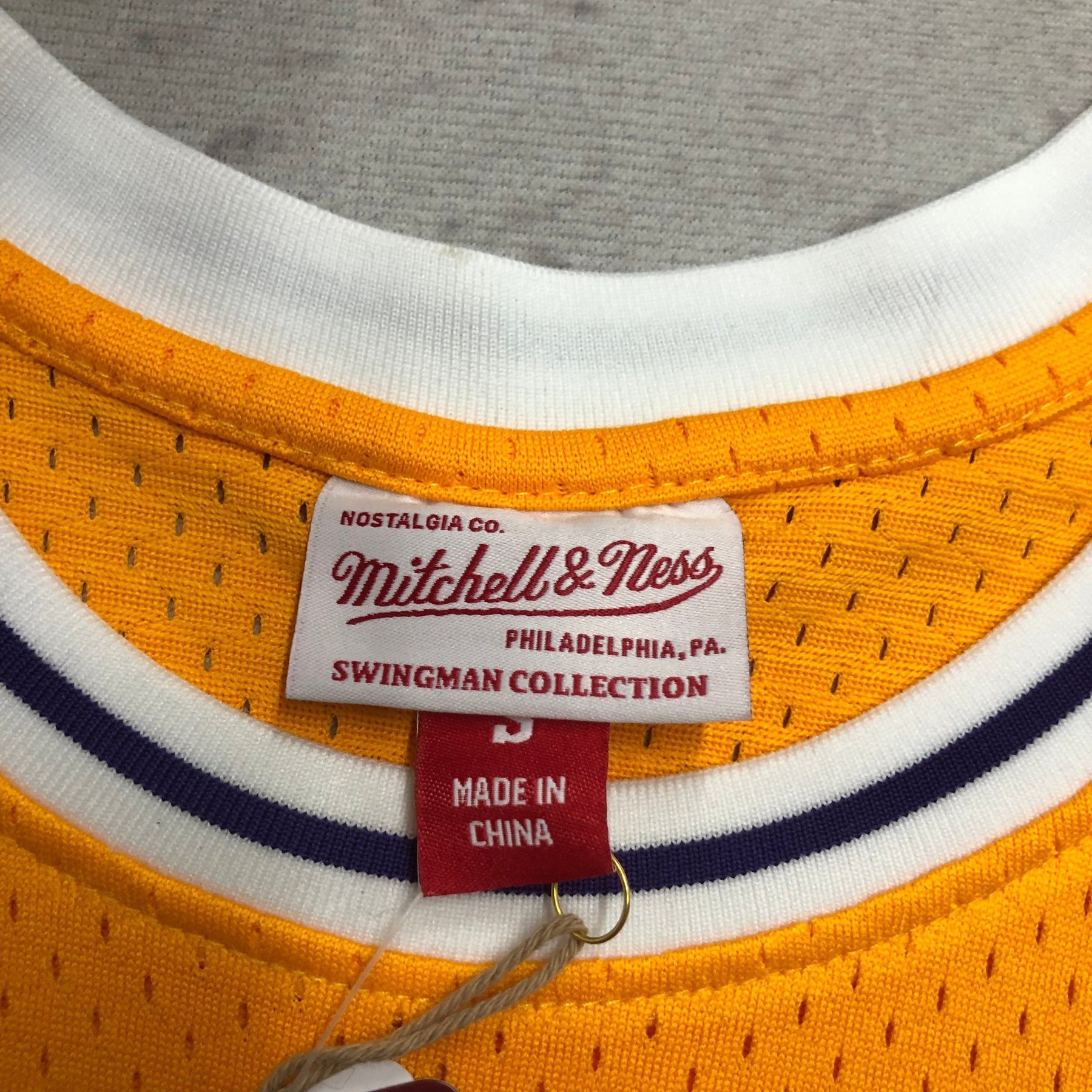 Camisola Mitchell & Ness  Los Angeles Lakers 1984-1985 Amarela
